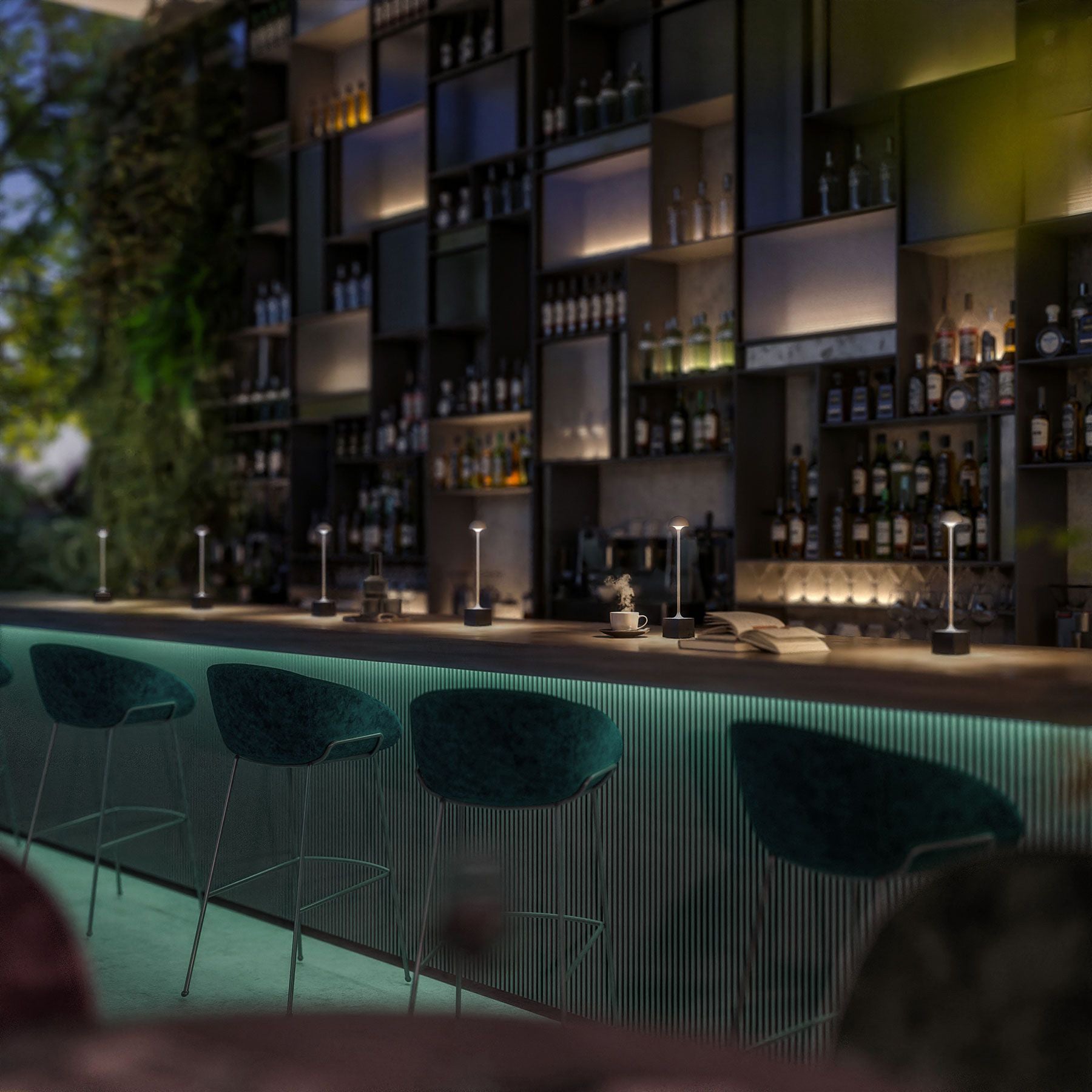 Sompex Flora Oplaadbare Tafellamp Grijs│Buitenverlichting│art. 78465│meerdere lampen in rij op bar in restaurant