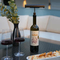 Sompex Korky Oplaadbare Flessenlamp Zilver│art. 72681│in fles op salontafel met licht aan