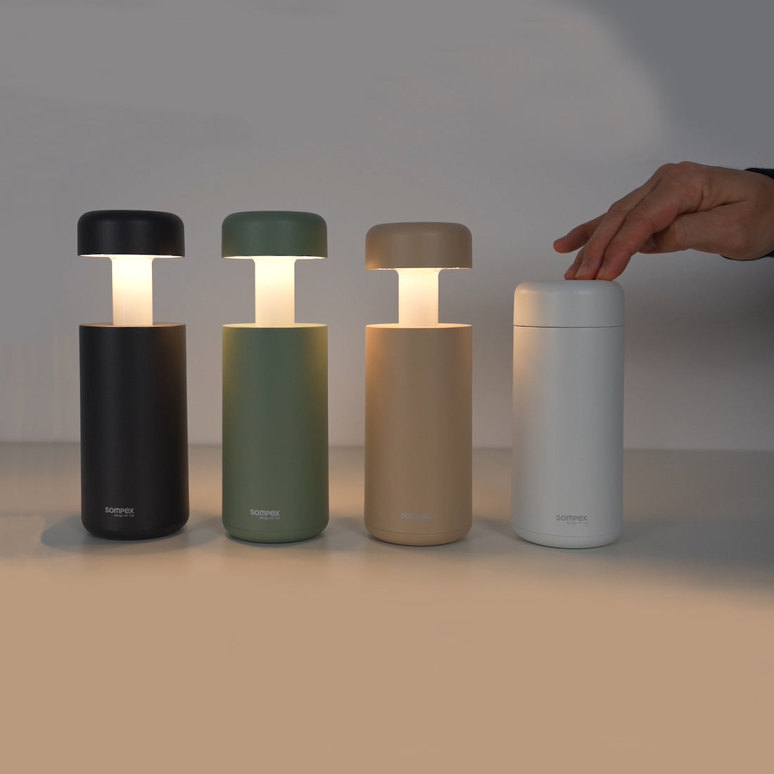 Sompex Lubao Oplaadbare Tafellamp Wit│art. 78620│met uitgeschoven lamphoofd en licht aan