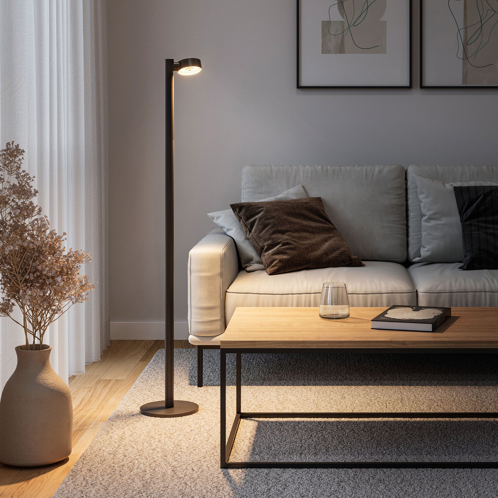 Sompex Ronda Oplaadbare Vloerlamp Wit│art. 79071│zwarte versie naast bank met licht aan