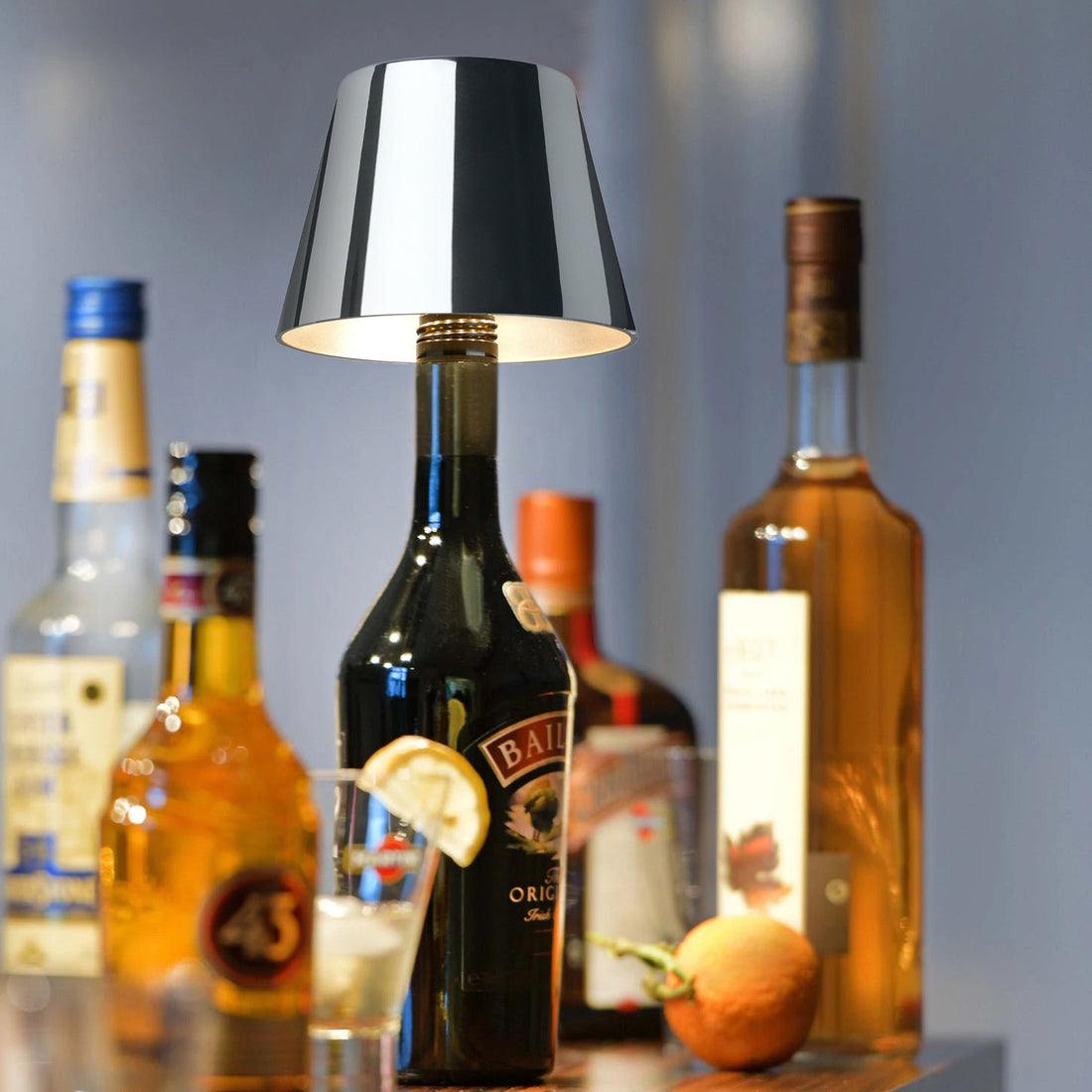 Sompex Top 2.0 Oplaadbare Flessenlamp Chrome - vooraanzicht op wijnfles.