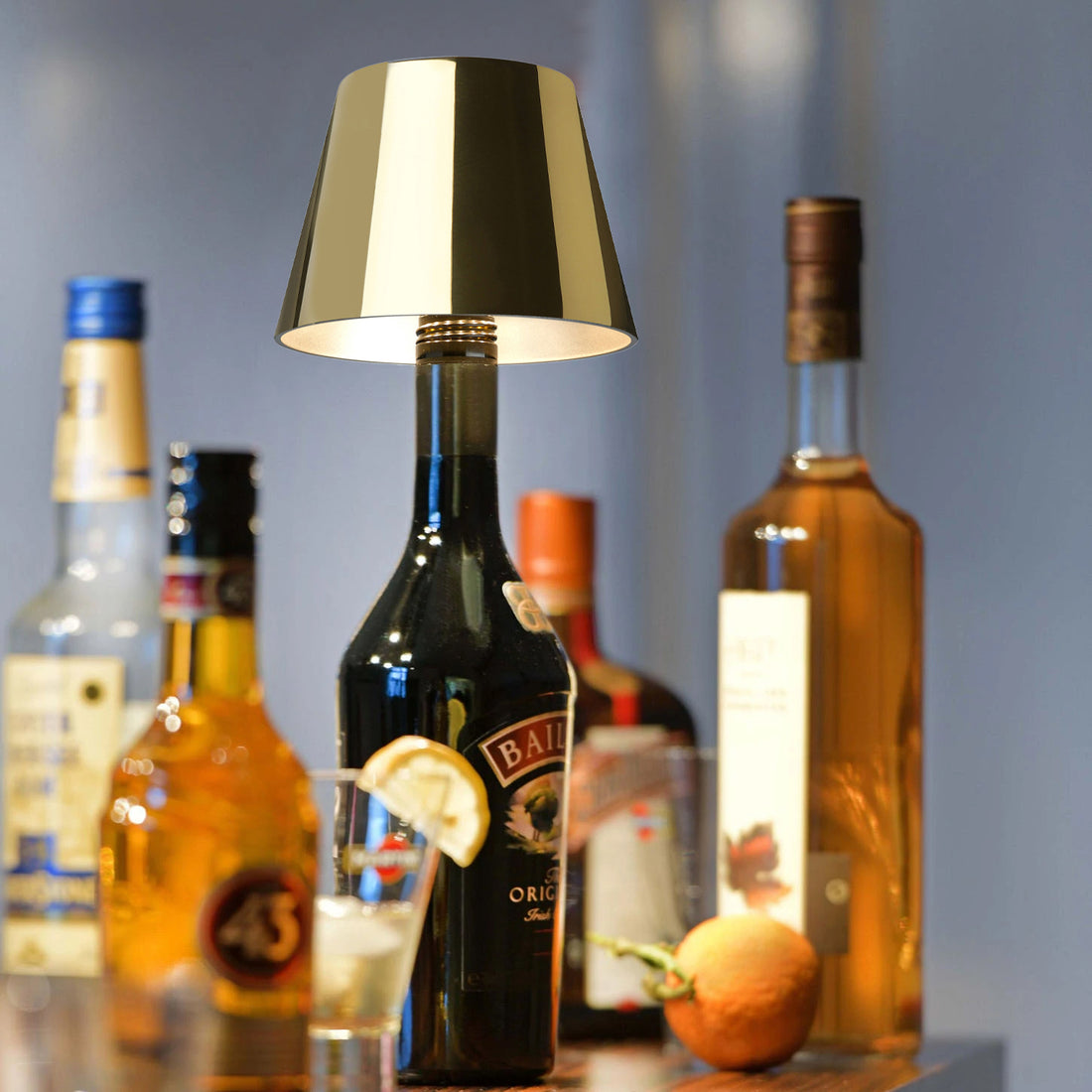 Sompex Top 2.0 Goud│Oplaadbare Flessenlamp│art. 72551│voorkant met witte achtergrond lamp op fles en liggend naast fles