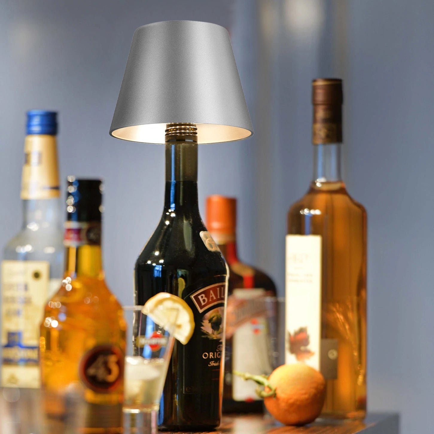 Sompex Top 2.0 Graphite Metallic│met licht aan op fles drank
