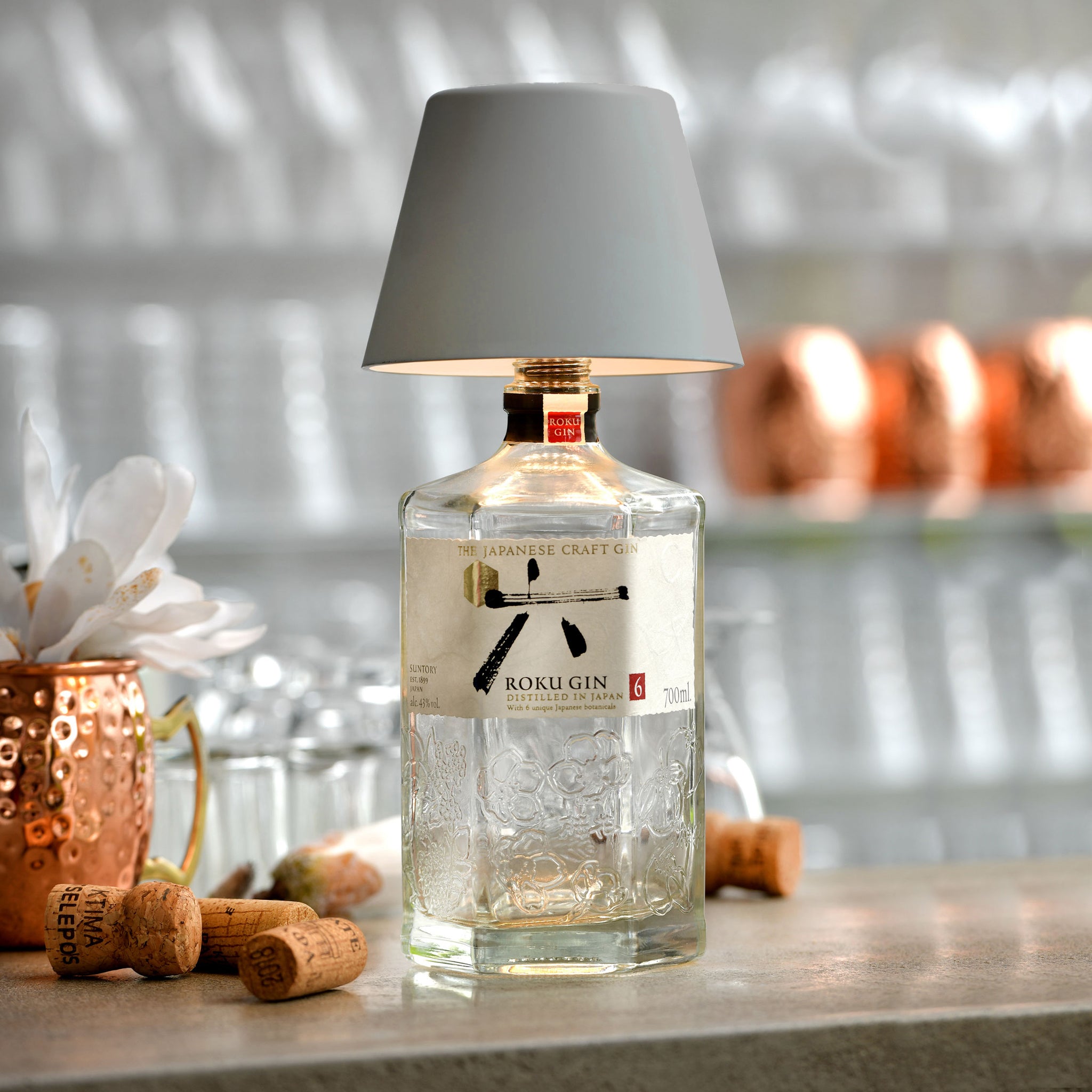 Sompex Top 2.0 Oplaadbare Flessenlamp│Grijs│Buitenverlichting│art. 72533│op Japanse Gin fles