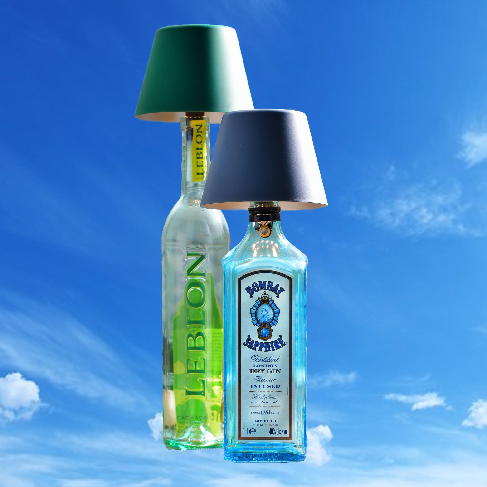 Sompex Top 2.0 Oplaadbare Flessenlamp│Blauw│Butenverlichting│art. 72522│met groene versie en wolken op achtergrond