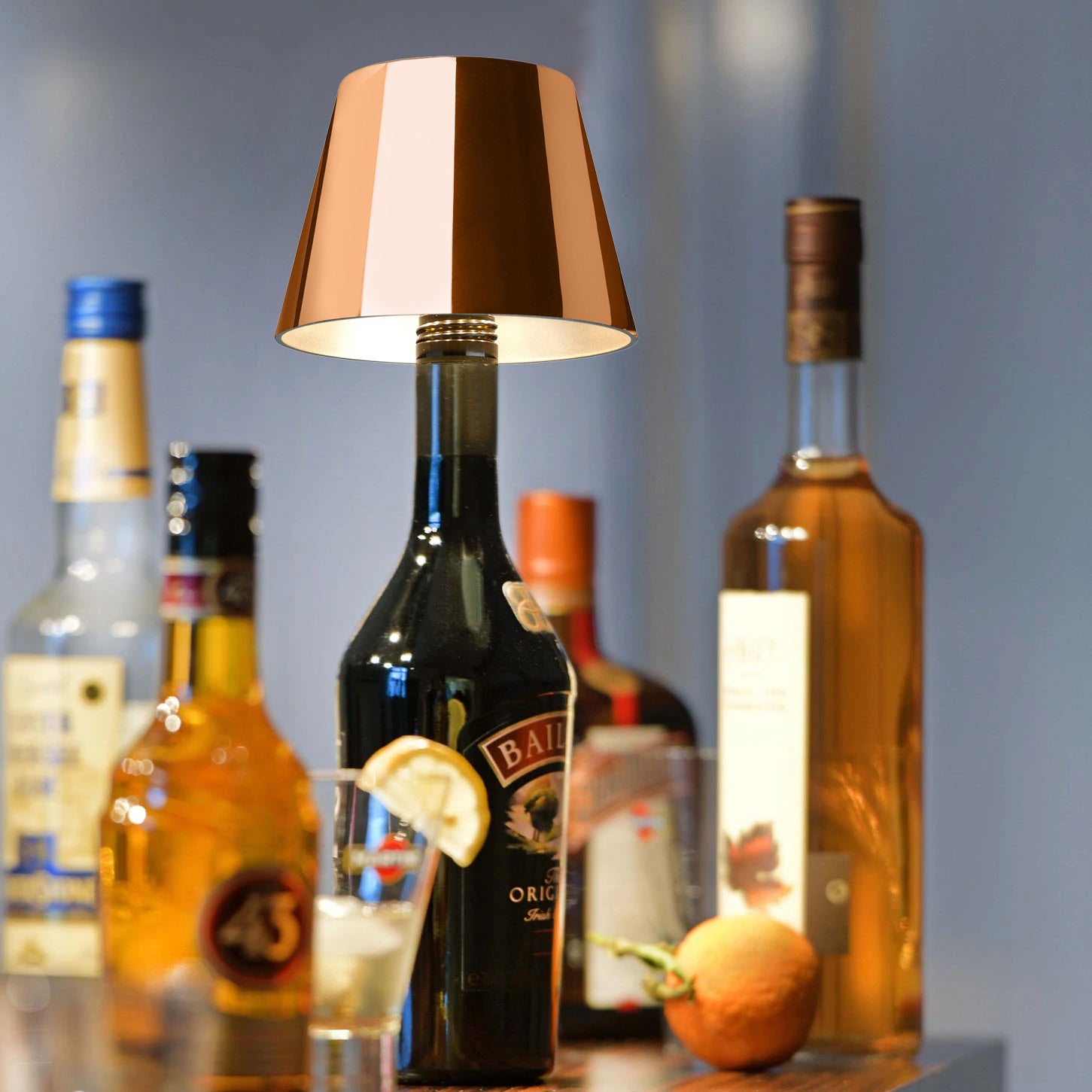 Sompex Top 2.0 Oplaadbare Flessenlamp Koper│Buitenverlichting│art. 72552│op Baileys fles met witte verlichting aan