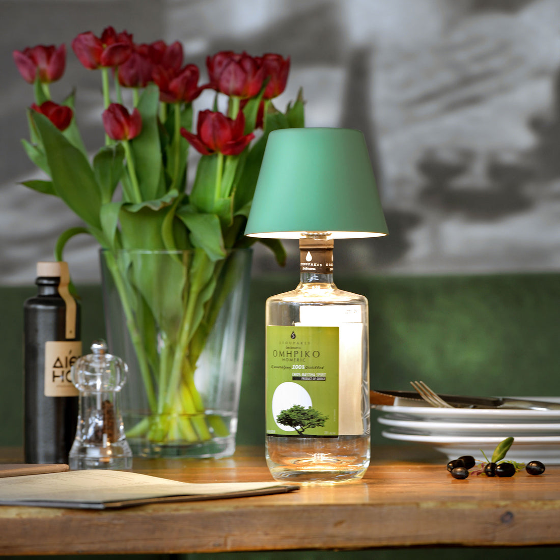 Sompex Top 2.0 Oliv│Oplaadbare Flessenlamp│Buitenverlichting│art. 72523│lamp op fles en liggend naast fles
