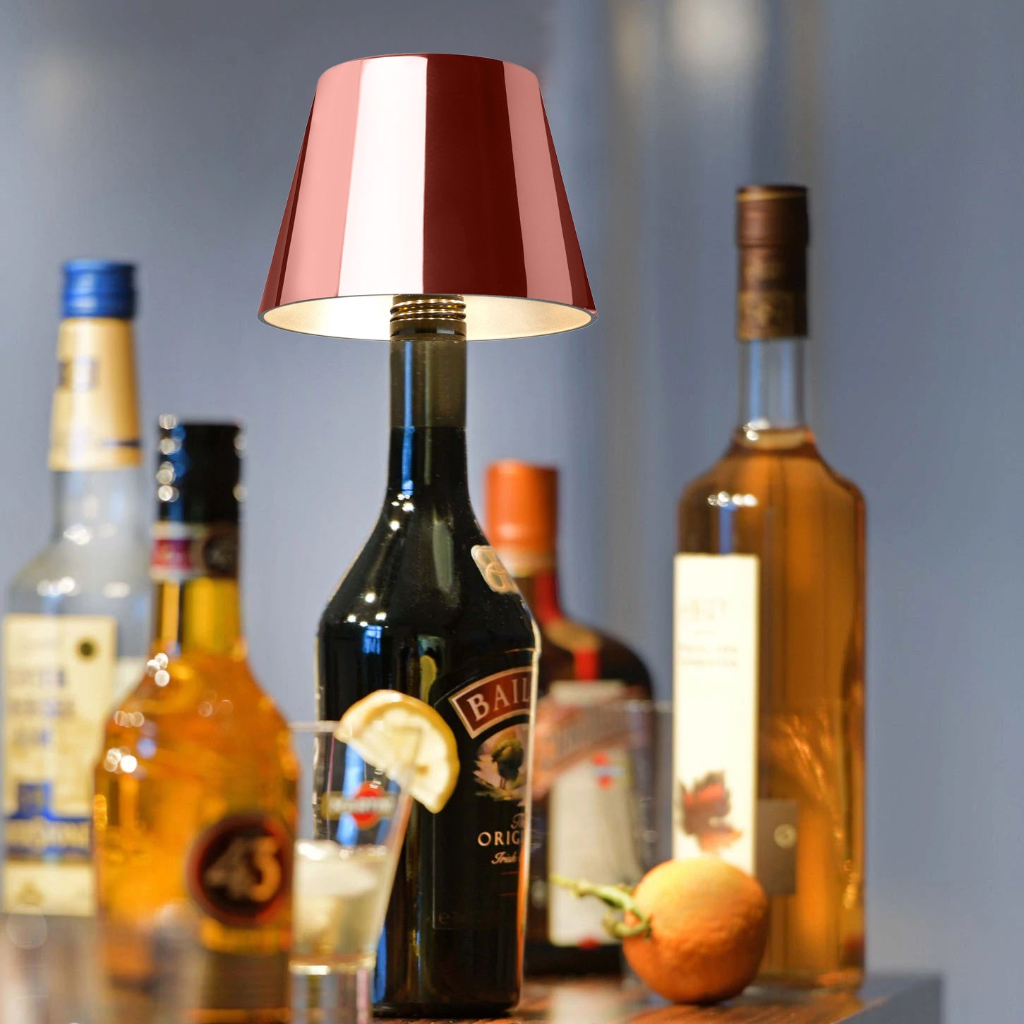 Sompex Top 2.0 Oplaadbare Flessenlamp Rosé Goud│art. 72554│op Baileys fles met licht aan