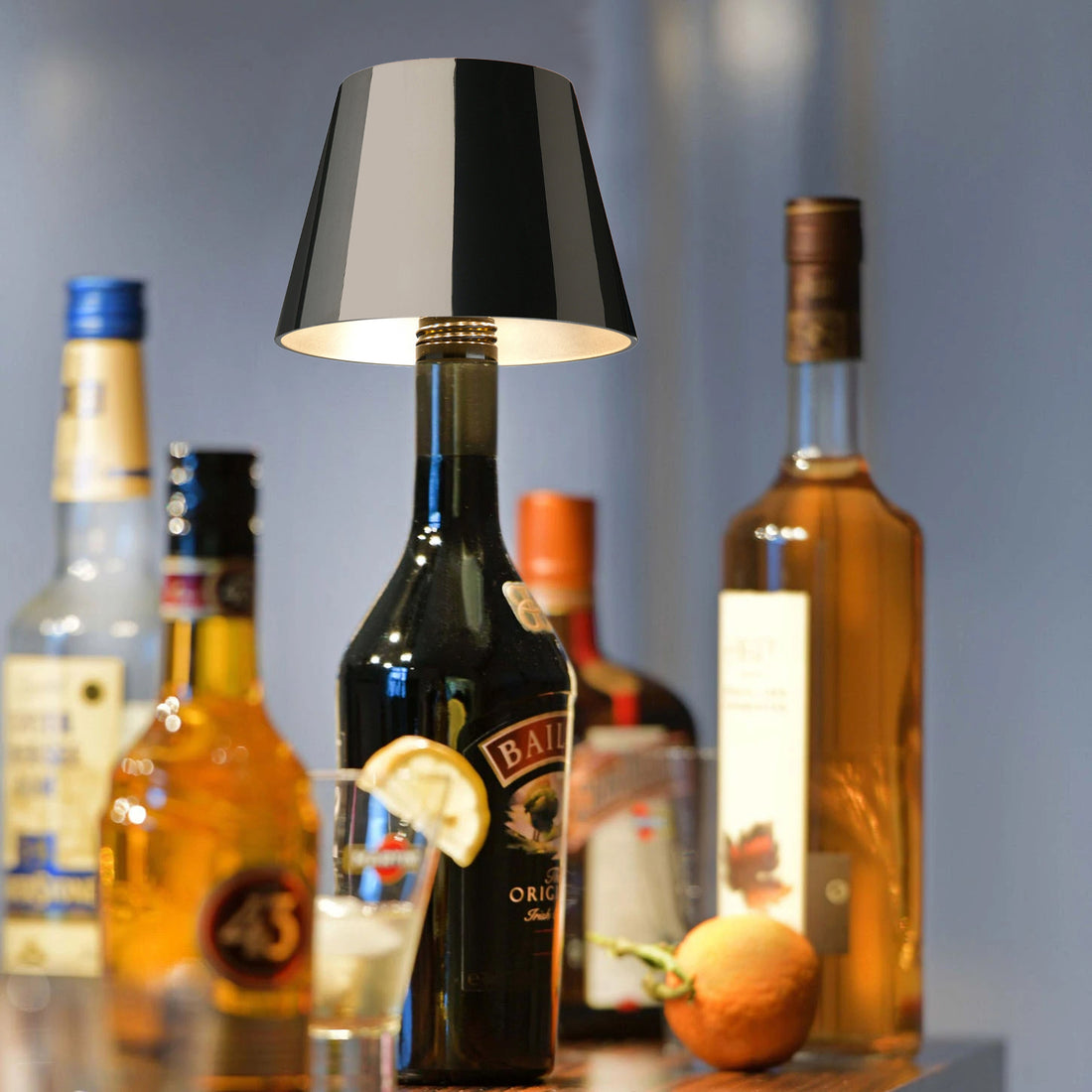 Sompex Top 2.0  Flessenlamp Space Grey - vooraanzicht op wijnfles met LED licht aan.