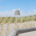 Sompex Troll 2.0 Grijs│Oplaadbare Tafellamp│Buitenverlichting│op houten hek in duinen