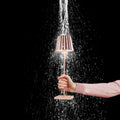 Sompex Troll 2.0 Roségoud│Oplaadbare Tafellamp│art. 78189│in hand onder spatwater