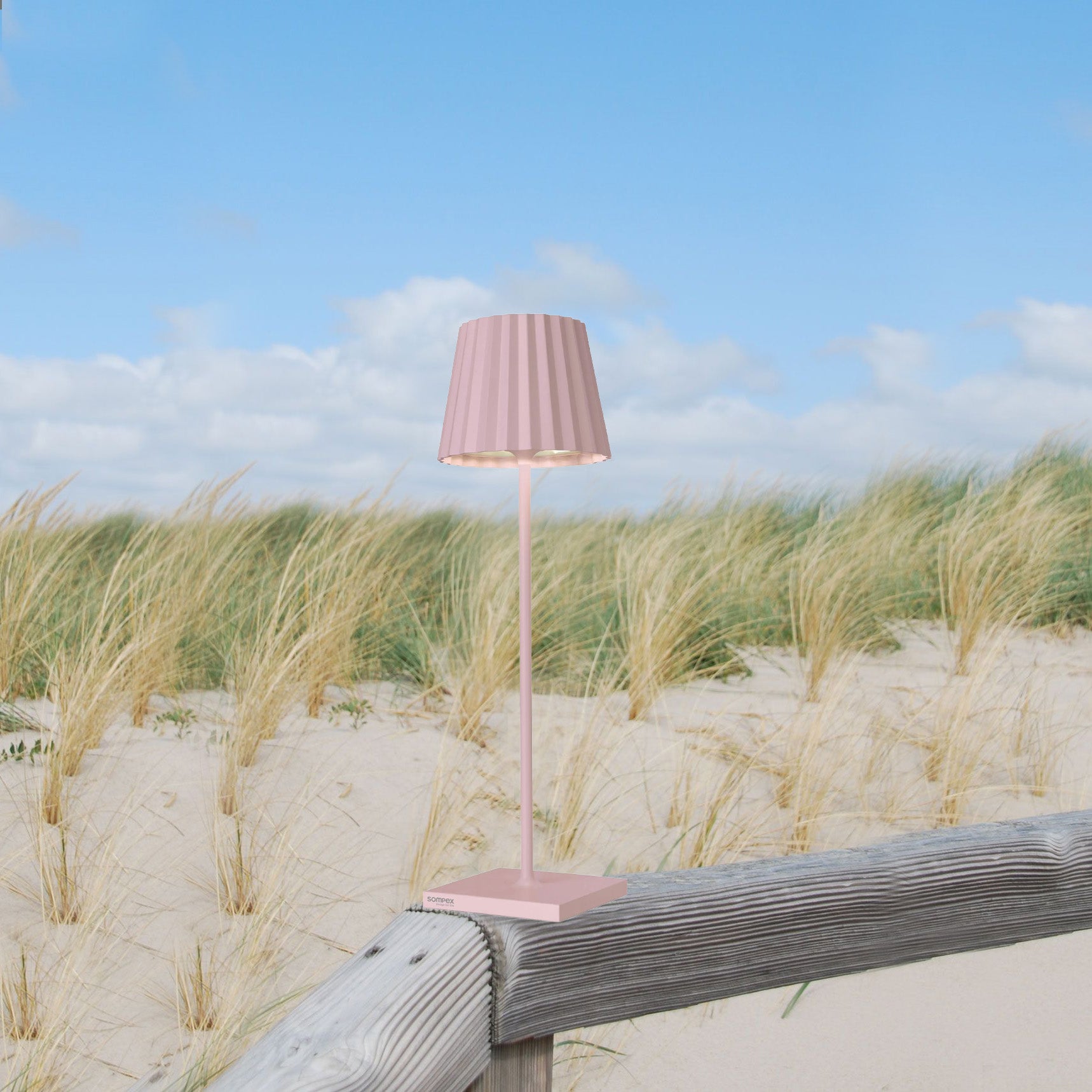 Sompex Troll 2.0 Roze│Oplaadbare tafellamp│Buitenverlichting│art. 78177│op houten hek in duinen