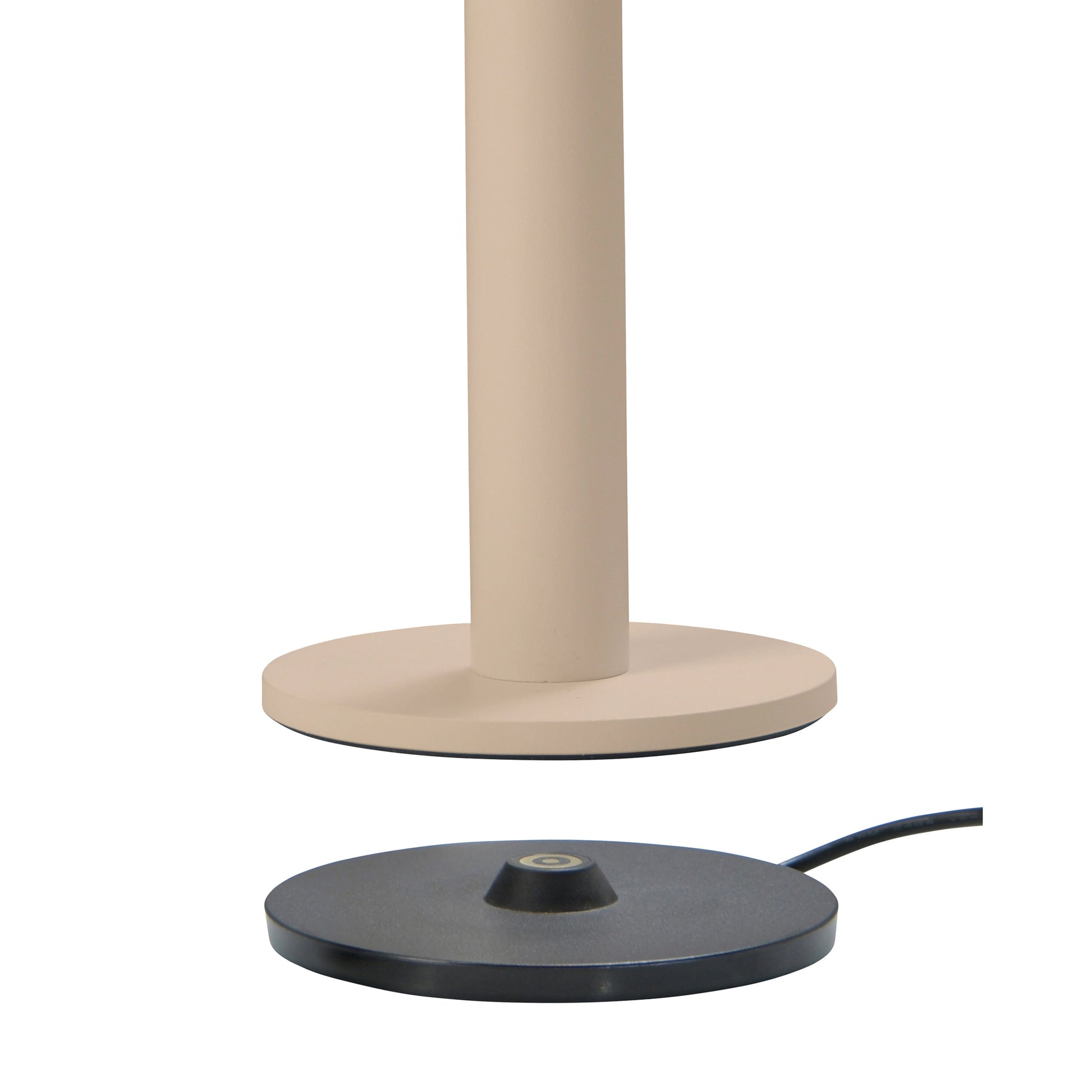 Detail van oplader van de Sompex Tubo Lamp in de kleur Sand
