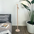 Sompex Tubo Oplaadbare Vloerlamp Dubbel Sand staat op houten vloer naast grijze bank