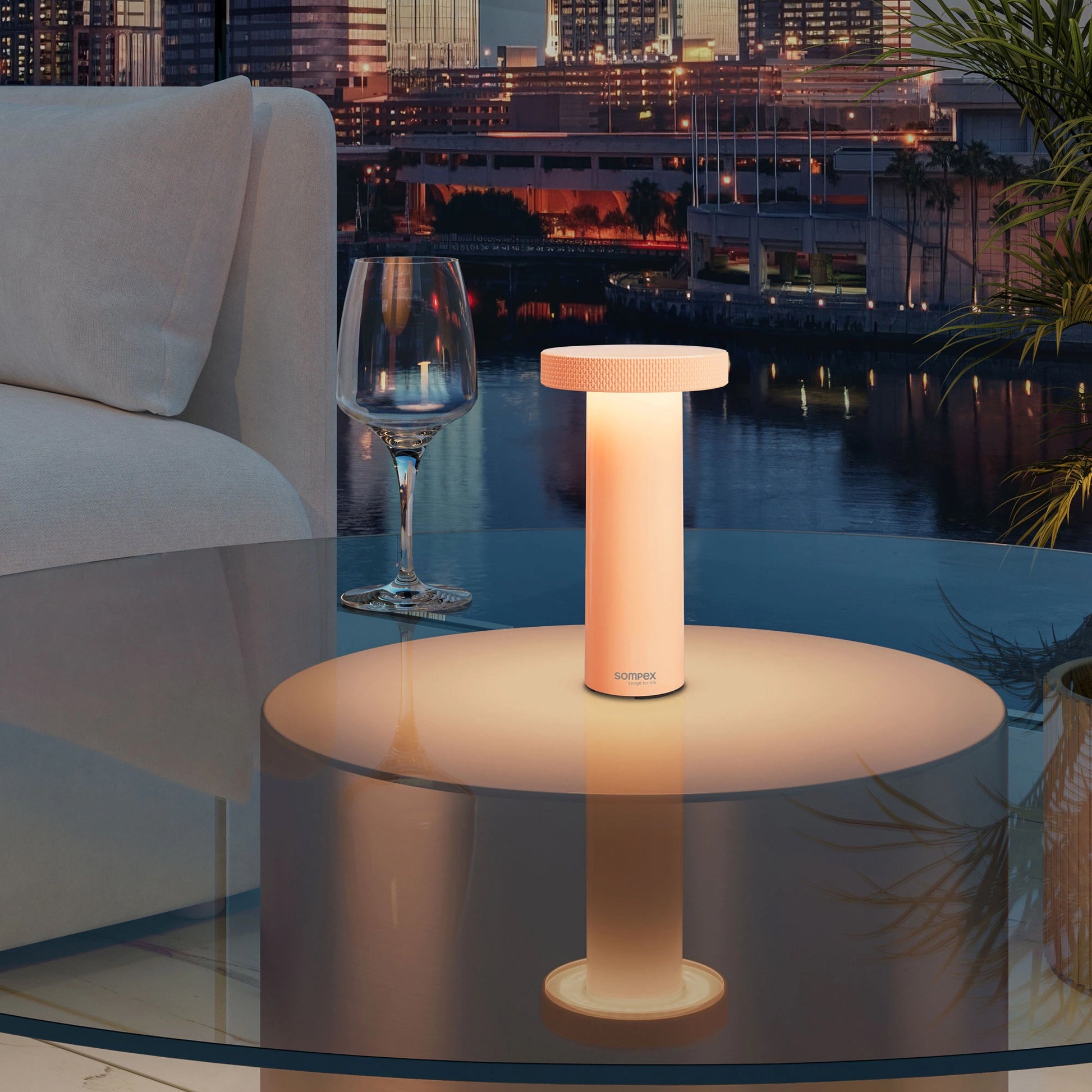 Sompex Volume Oplaadbare Tafellamp Apricot│art. 78537│op glazen buitentafel
