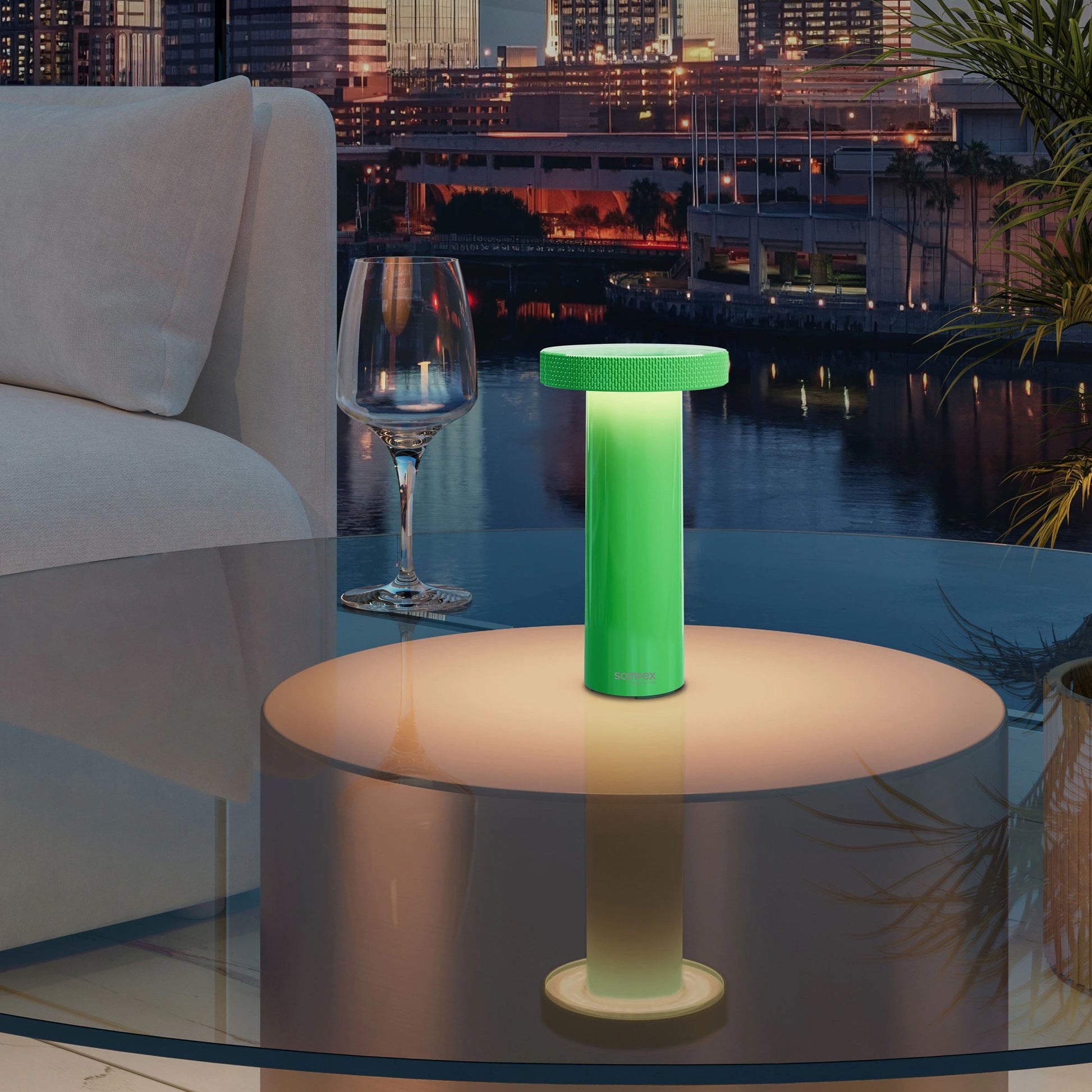 Sompex Volume Oplaadbare Tafellamp Neon Groen│art. 78541│op glazen buitentafel