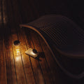 Sonnenglas Classic Gen6│Licht in een Glazen Pot│oplaadbare lantaarn op zonne-energie│op terras naast boek met licht aan