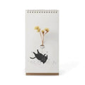 Flip Vase Kat Spextrum - vooraanzicht met een tekening van een zwarte kat die op zijn rug rolt in het gras