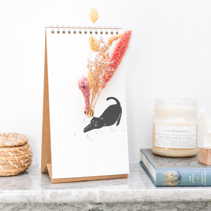 Flip Vase Kat Spextrum - vooraanzicht met tekening van zwarte kat die een gieter omstoot op de bloemen in het vaasje