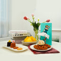 Tissue Up Girl Lichtblauw | Tissuebox Retro Pin Up staat op tafel naast boeken en zoete taartjes etc