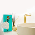 Tissue Up Girl Lichtblauw | Tissuebox Retro Pin Up  staat op badkameremeubel