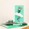 Tissue Up Girl Lichtblauw | Tissuebox Retro Pin Up staat op stapel boeken