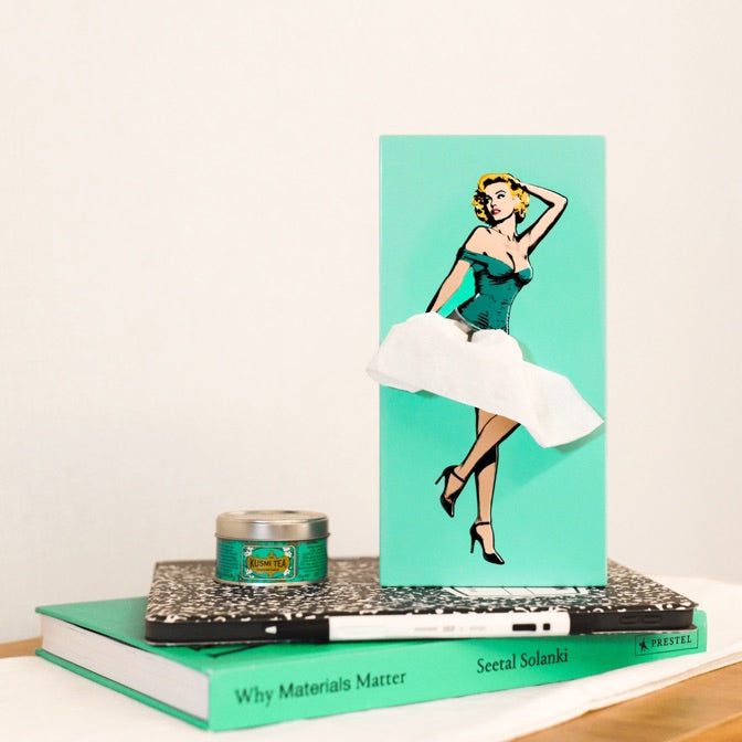 Tissue Up Girl Lichtblauw | Tissuebox Retro Pin Up staat op stapel boeken