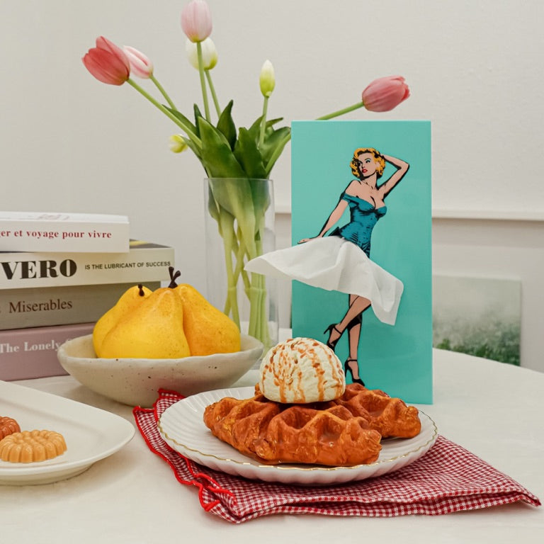 Tissue Up Girl Lichtblauw | Tissuebox Retro Pin Up staat op ronde tafel achter een bord met wafels