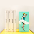 Tissue Up Girl Lichtblauw | Tissuebox Retro Pin Up staat op een gele plank naast boeken over steden