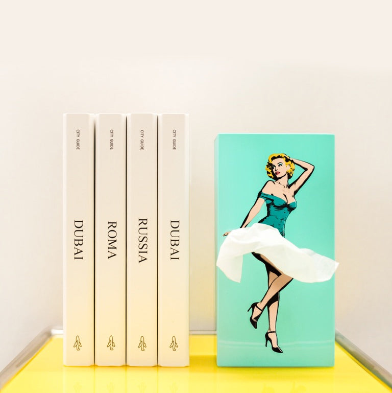 Tissue Up Girl Lichtblauw | Tissuebox Retro Pin Up staat op een gele plank naast boeken over steden