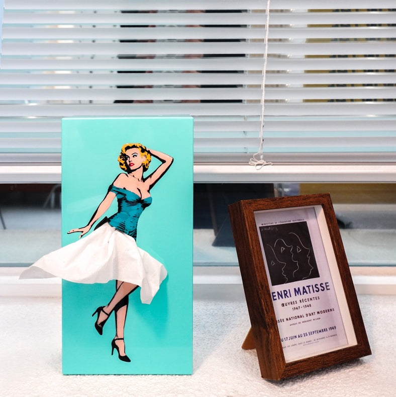 Tissue Up Girl Lichtblauw | Tissuebox Retro Pin Up staat op vernsterbank naast fotolijstje