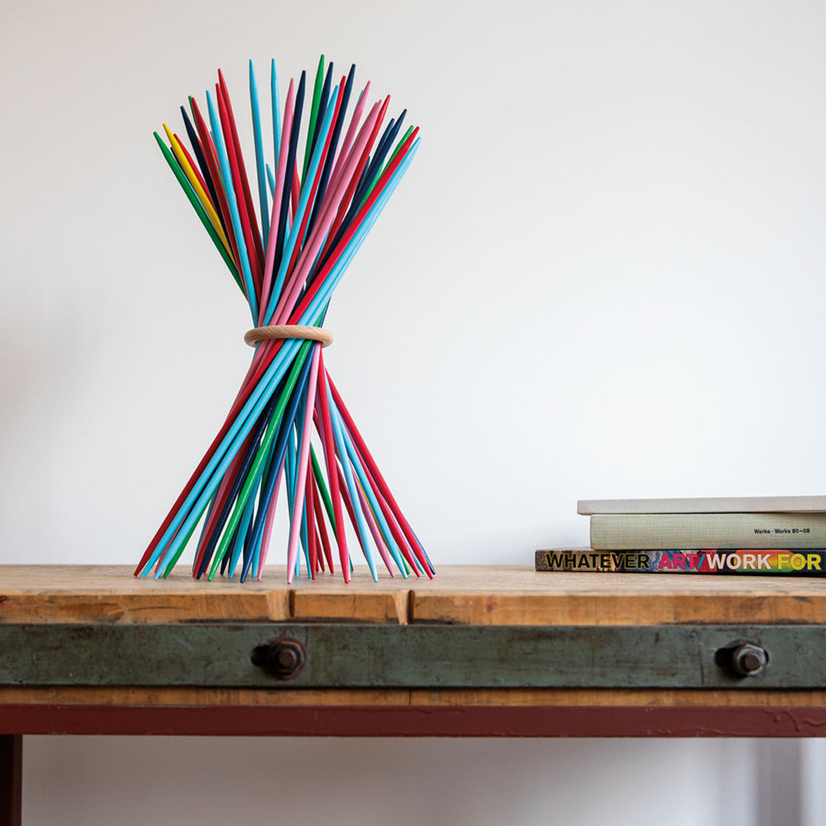 Remember Stickado Houten Mikado Spel | art. MI1 | rechtop op een oude werktafel