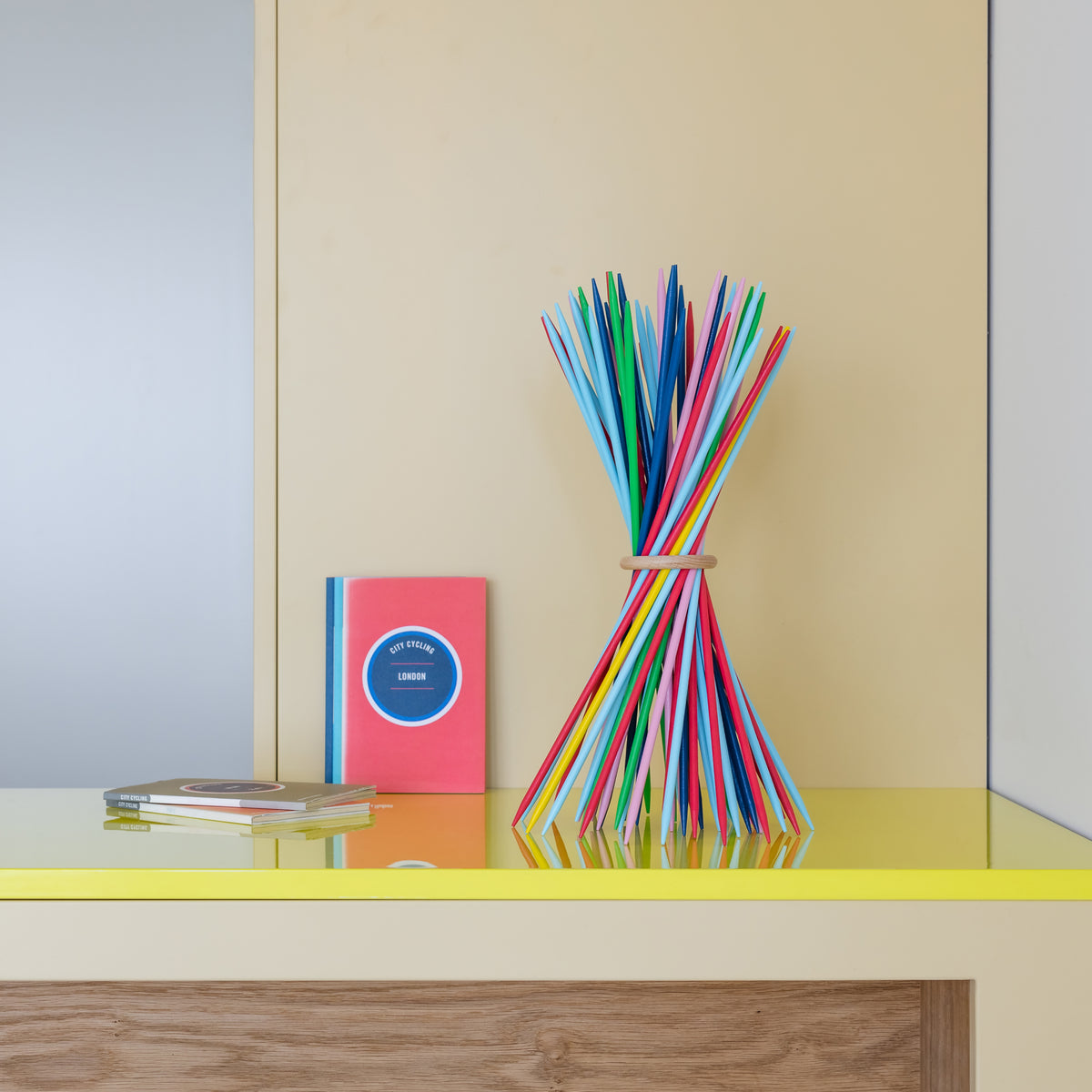 Remember Stickado Houten Mikado Spel | art. MI1 | rechtop op een gele tafel