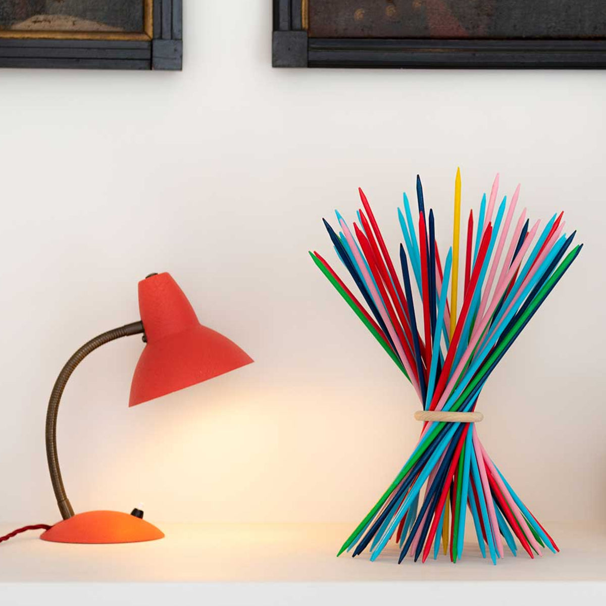 Remember Stickado Houten Mikado Spel | art. MI1 | rechtop naast een oranje vintage lampje