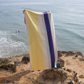 Strandlaken Martens & Martens Aqua Orange Purple & Yellow Suite702│art. CMMTT90AQORPUYE│achterkant vastgehouden op strand