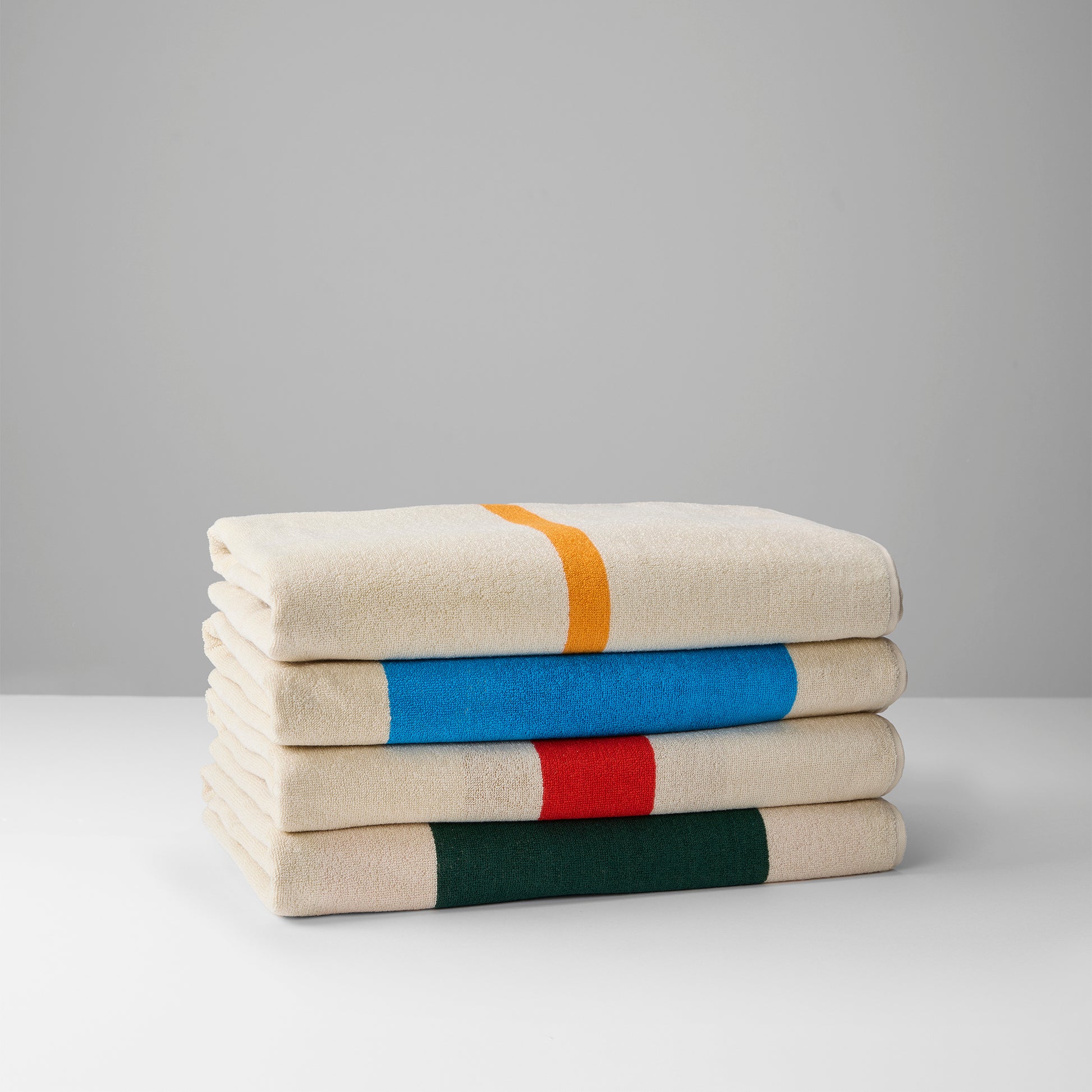 Strandlaken Martens & Martens Suite702│4 varianten opgevouwen op stapel met voorkant zichtbaar