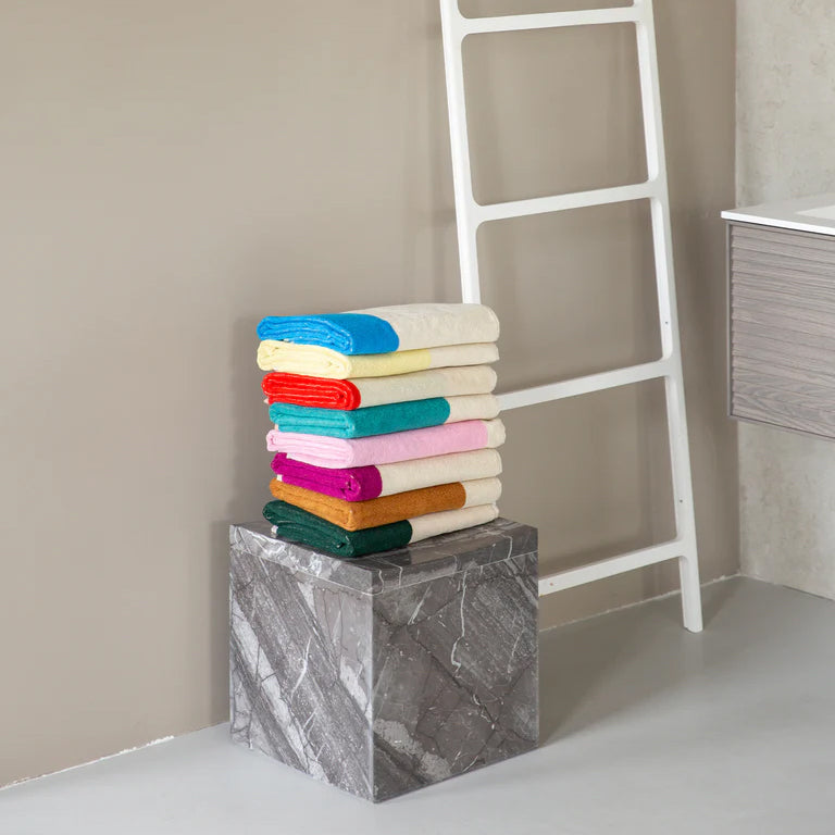 Badhanddoek Martens & Martens Red & Turqouise│art. CMMTT70RETU│voorkant met witte achtergrond