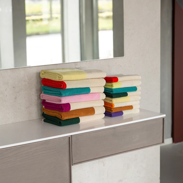 Badhanddoeken Martens & Martens 70x140 Suite702│gestapeld naast handdoeken op badkamerkast
