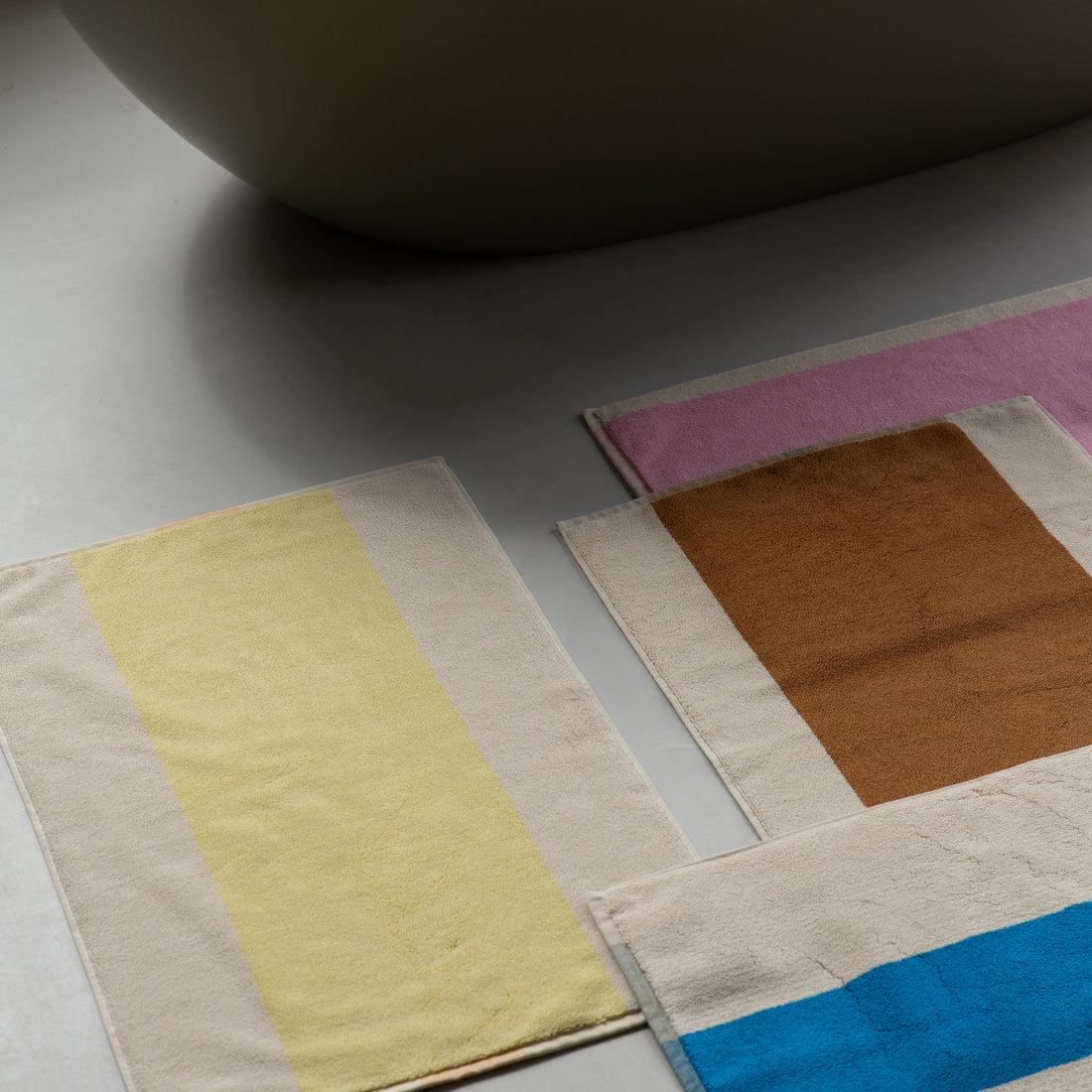 Badmat Martens & Martens Yellow & Orange Suite702│art. CMMBM50YEOR│voorkant met witte achtergrond
