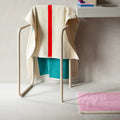 Badmat Martens & Martens Pink & Olive Suite702│art. CMMBM50PIOL│op grond in badkamer naast stalen droogrek