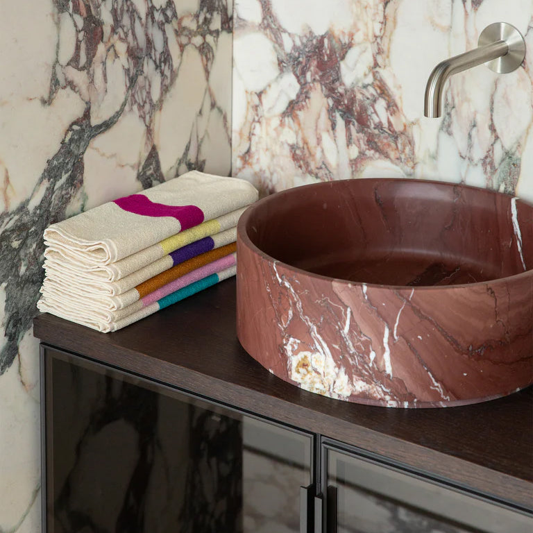 Gastendoekjes Martens & Martens Suite702│diverse kleuren gestapeld op toiletmeubel