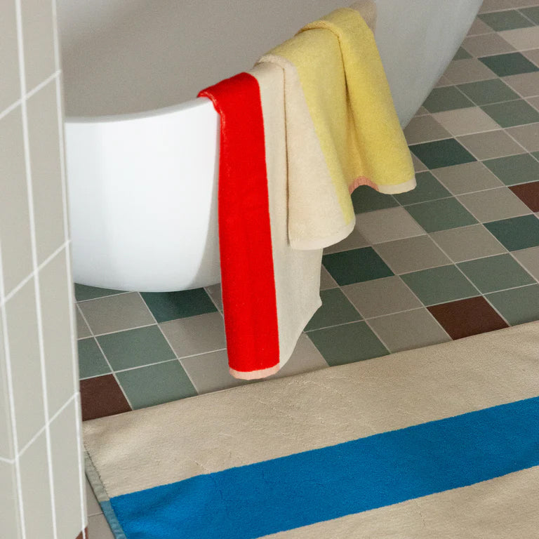 Handdoek Martens & Martens Red & Yellow Suite702│art. CMMTT50REYE│voorkant met witte achtergrond