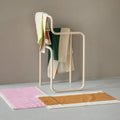 Handdoeken Martens & Martens Suite702 over droogrek met Badmatten op grond