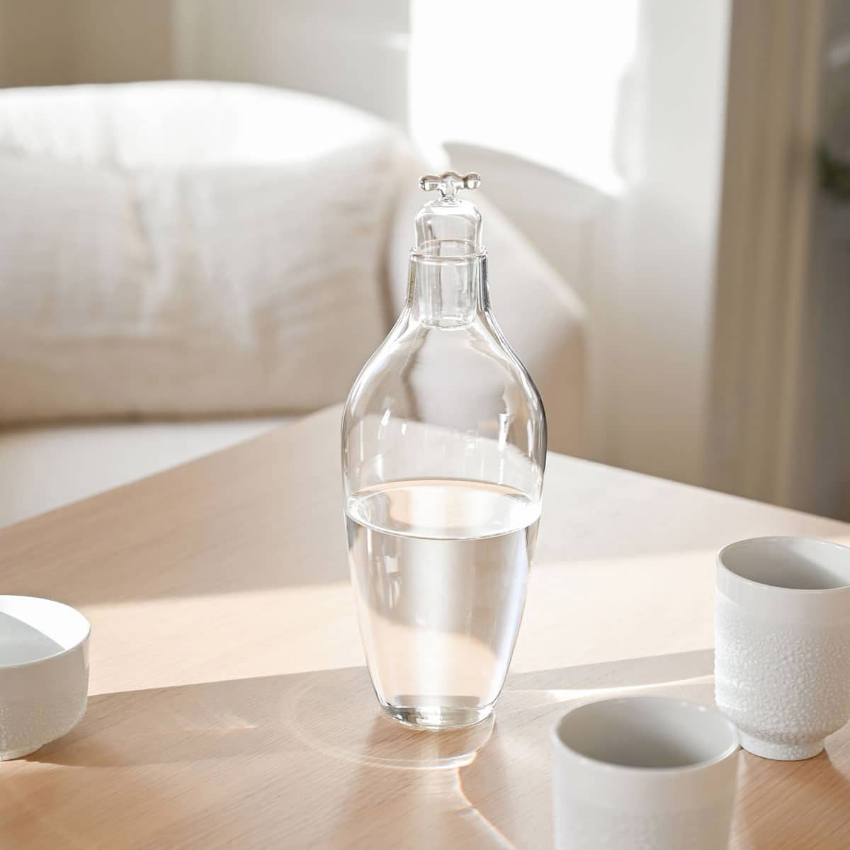 Tap Water Carafe Dune Borosilicaatglas│Vij5│op houten tafel naast porseleinen kopjes