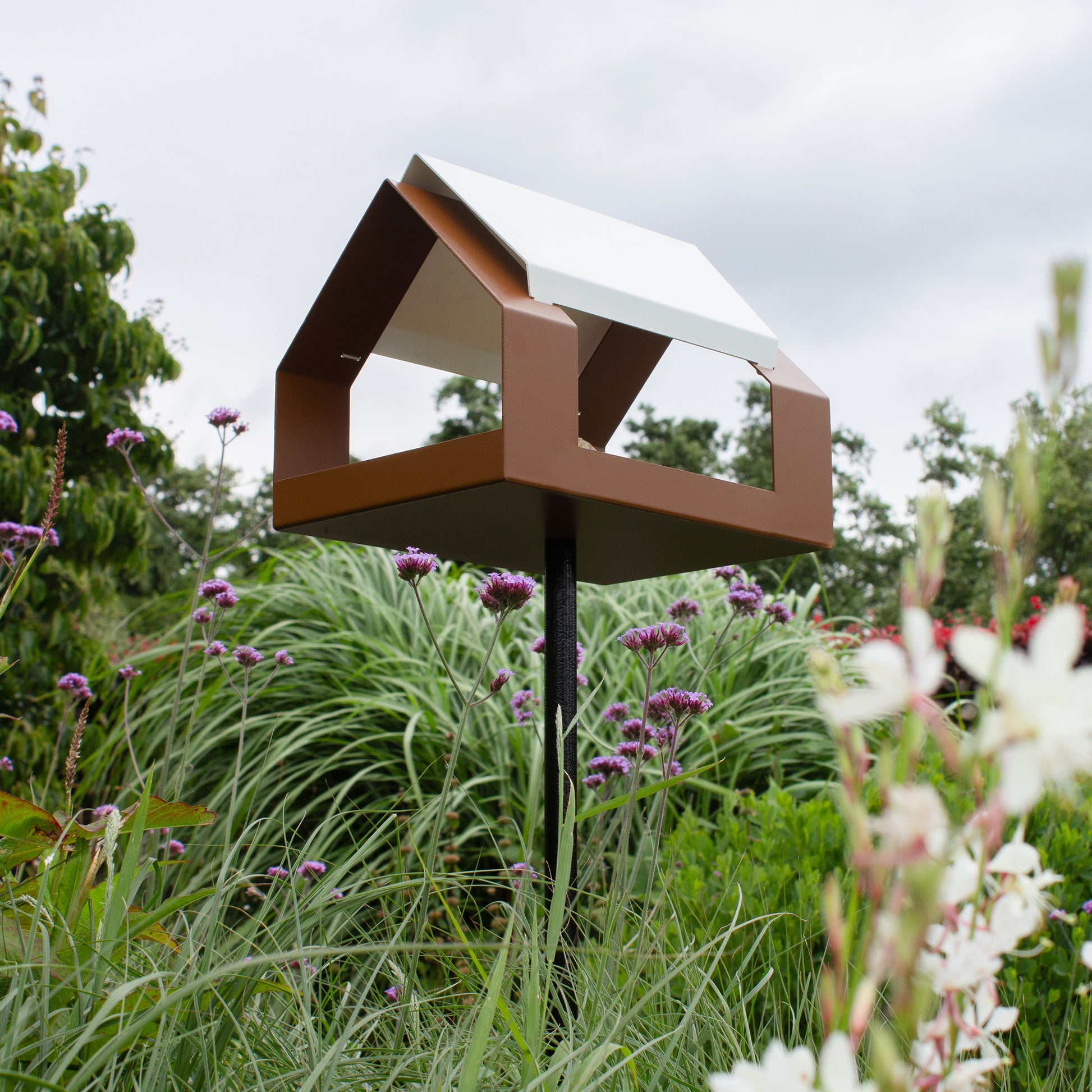 The Barn Vogelvoederhuis op paal ruin van Heeej - tussen bloemen in tuin