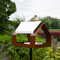The Barn Vogelvoederhuis op paal ruin van Heeej -in tuin met koolmeesje op dak