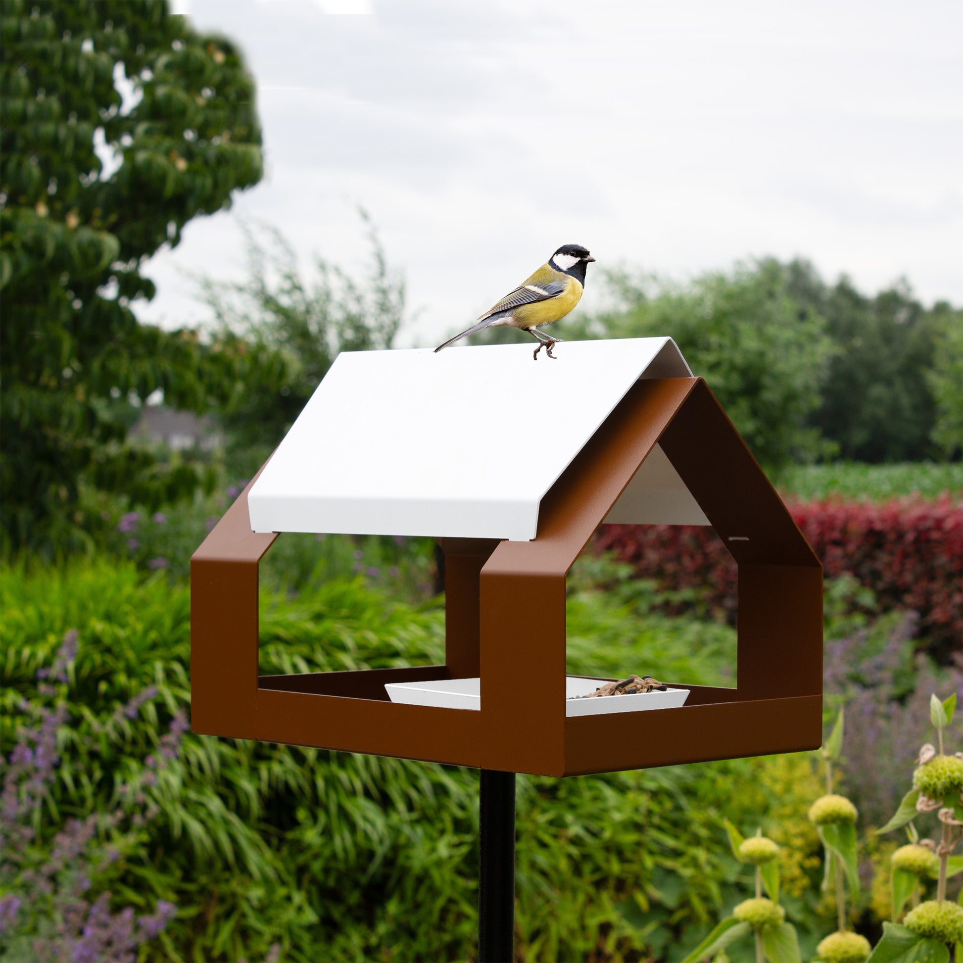 The Barn Vogelvoederhuis op paal ruin van Heeej -in tuin met koolmeesje op dak