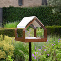 The Barn Vogelvoederhuis op paal ruin van Heeej - zijaanzicht in tuin met heg op achtergrond