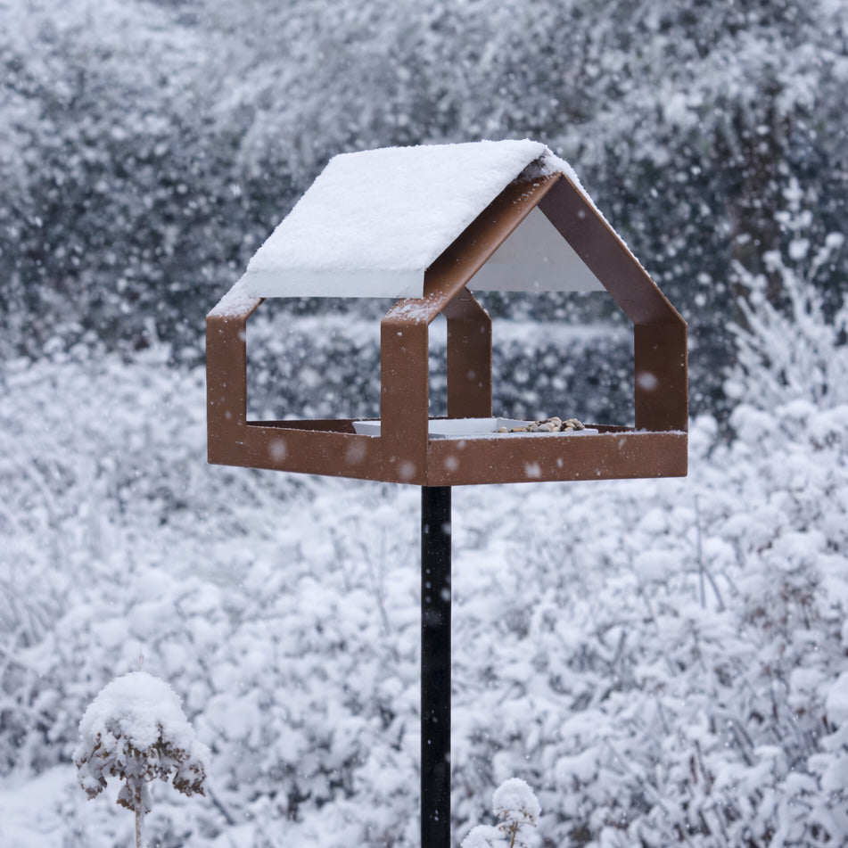 The Barn Vogelvoederhuis op paal ruin van Heeej - in winter met sneeuw
