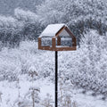 The Barn Vogelvoederhuis op paal ruin van Heeej -in wintertuin met besneeuwde struiken